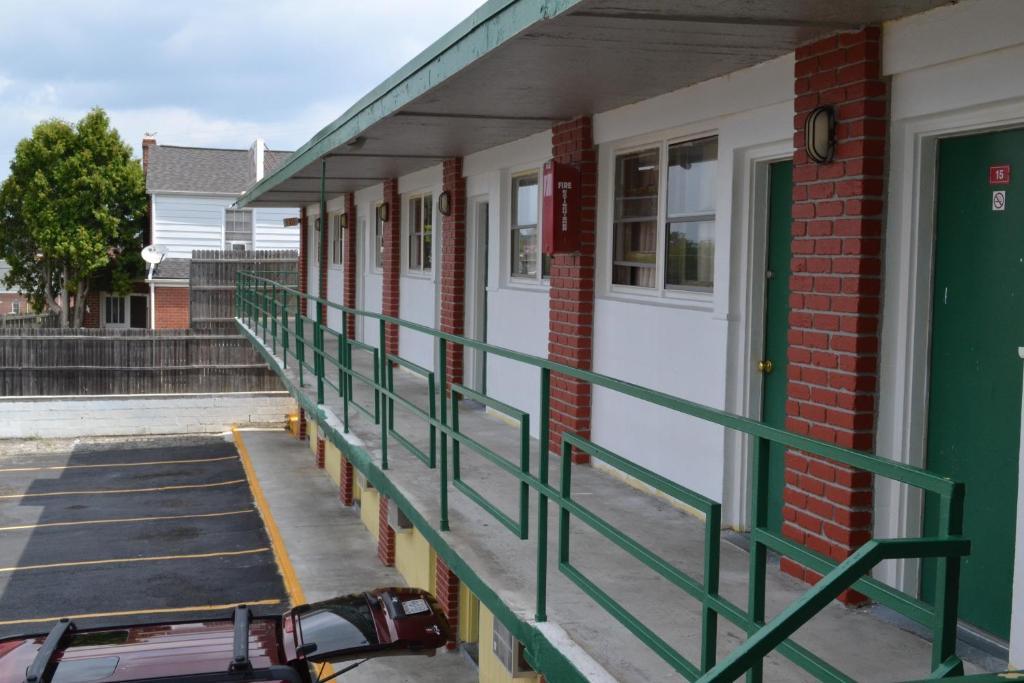 Budget Inn Christiansburg Εξωτερικό φωτογραφία